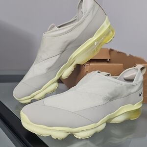 Nike Men's Light Gray and Yellow Sneakers